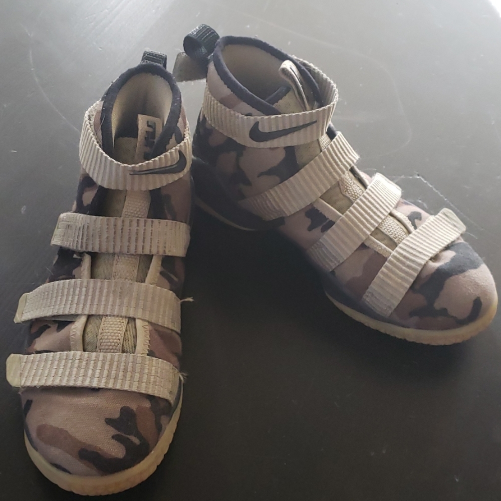 LeBron Soldier 11 FlyEase Shoes